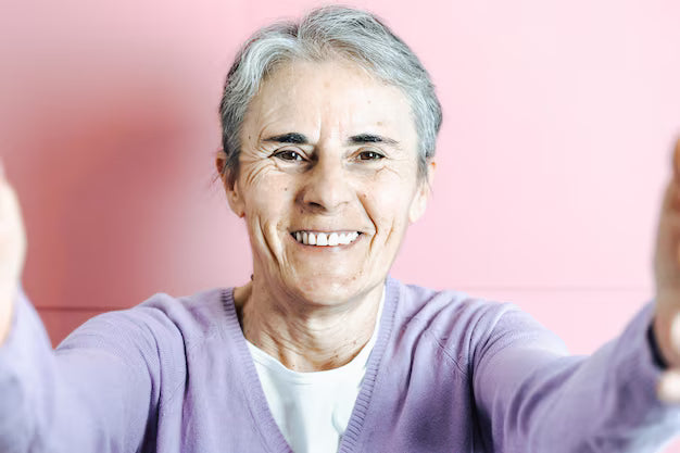 files/vieille-femme-senior-cheveux-blancs-tenant-appareil-photo-prenant-fond-colore-selfie-concept-senior-personnes-agees-fond-violet-droits-femme_146482-3630.avif